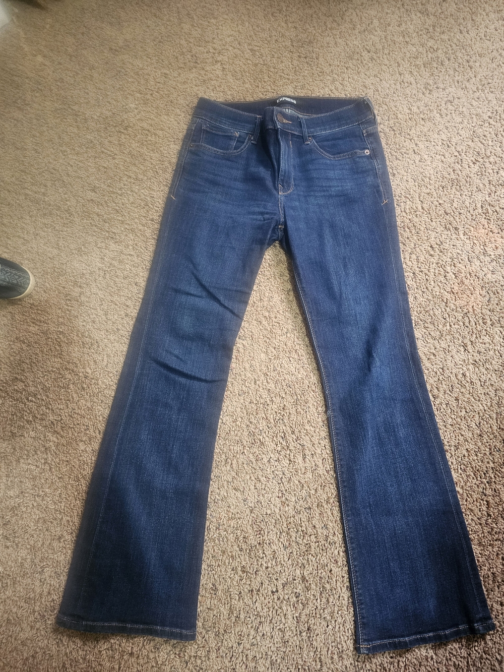 Express Dark Wash Flare Jean Size 6S in Very good condition